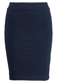 Donkerblauwe kokerrok gemaakt van rekbare stof, met een getailleerd ontwerp en een effen textuur, voorzien van een subtiele tailleband bovenaan.