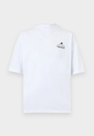 Tricou alb cu mânecă scurtă, cu un mic logo negru „Copacabana Paradise Beach” cu munte și soare pe partea stângă a pieptului.