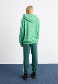adidas Originals HOODIE - Športni pulover - preloved green