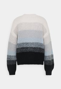 Sweter dziany z poziomymi paskami w odcieniach jasnoszarego, niebieskiego i czarnego. Okrągły dekolt oraz ściągacze przy mankietach i u dołu.