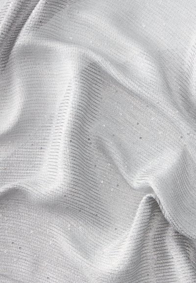 Tissu blanc avec de petits sequins brillants et une texture rayée subtile, présenté en plis doux et vagues délicates.