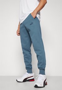 Puma LOGO PANTS - Teplákové kalhoty - gray skies