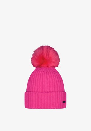 Bonnet en tricot rose avec des côtes verticales, un revers replié et un gros pompon duveteux sur le dessus. Présente une petite étiquette de marque sur le côté.