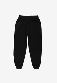 Czarne spodnie dresowe z elastycznym pasem, zwężanymi nogawkami i ściągaczami na mankietach. Posiadają kieszeń z tyłu po prawej stronie.