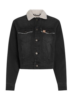 Zwarte spijkerjack met een schapenwolachtige kraag, voordeelsluiting met knopen, twee borstzakken en een cropped ontwerp. Voorzien van subtiele stikdetails.