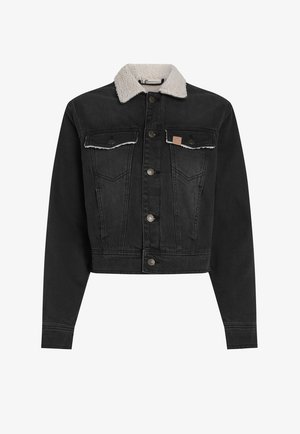 Zwarte spijkerjack met een schapenwolachtige kraag, voordeelsluiting met knopen, twee borstzakken en een cropped ontwerp. Voorzien van subtiele stikdetails.