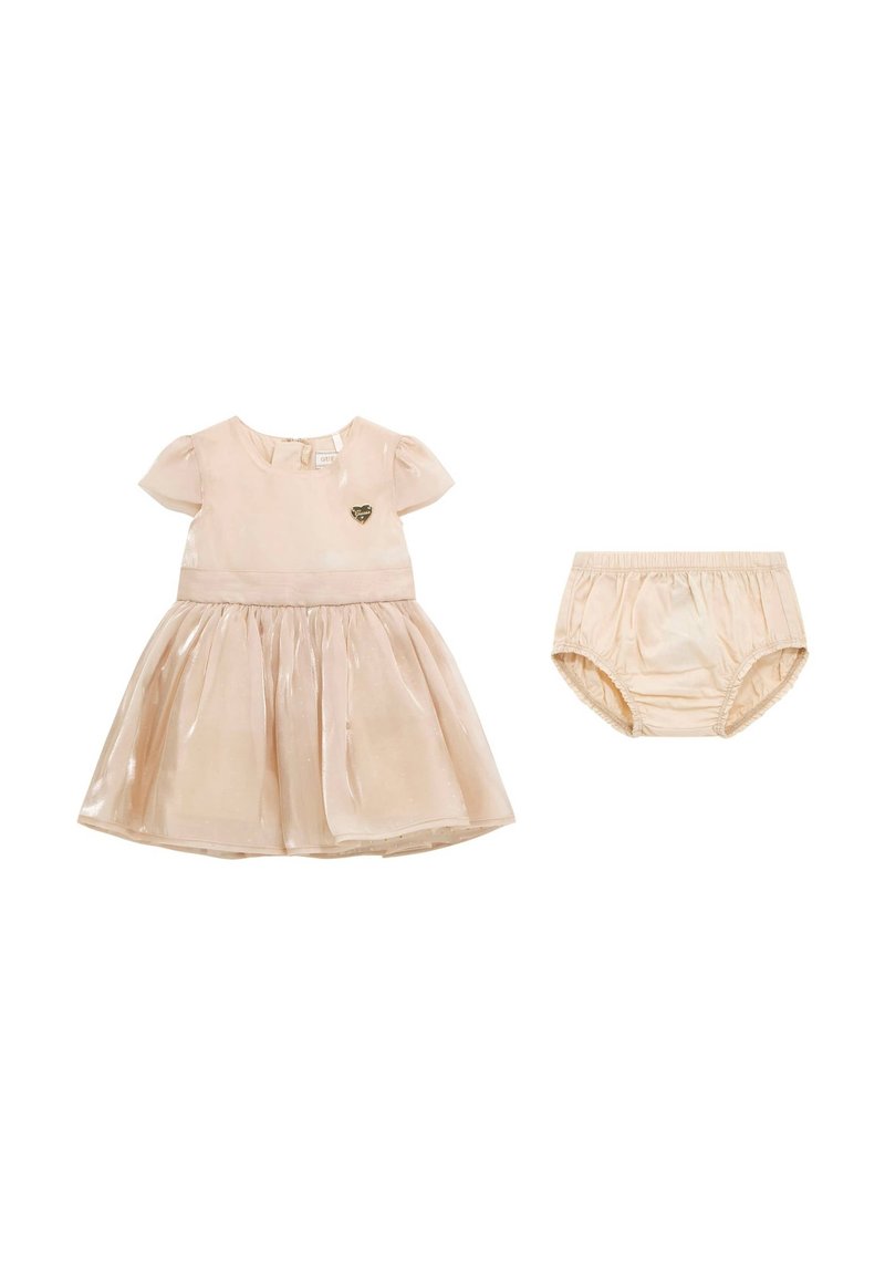 Svijetloružičasta haljina s kratkim rukavima, sjajnom teksturom i zlatnim naglaskom u obliku srca, uz odgovarajuće gaćice.