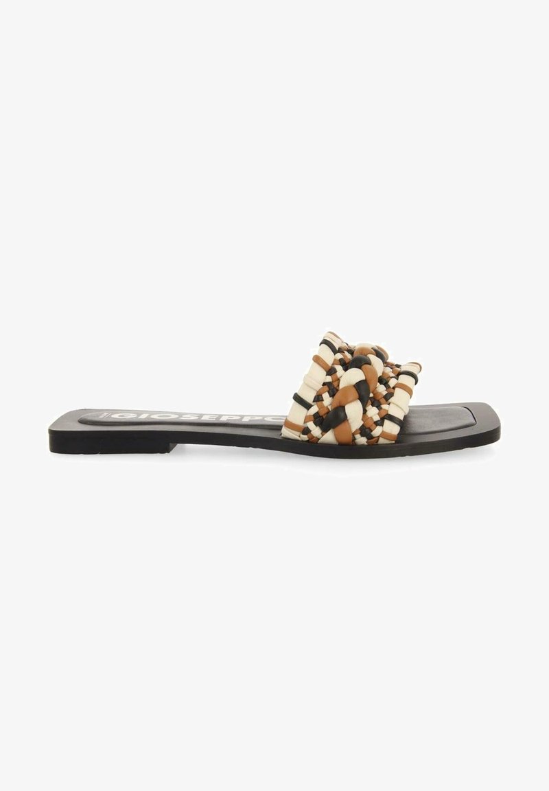 Sandale plate tissée avec une sangle nouée dans des tons crème, marron et noir. Dotée d'une semelle noire et d'un design à bout carré.