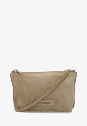 Bolso bandolera de gamuza color canela con cierre de cremallera, correa ajustable y acabado texturizado. Presenta un pequeño parche con el logo en la parte frontal.