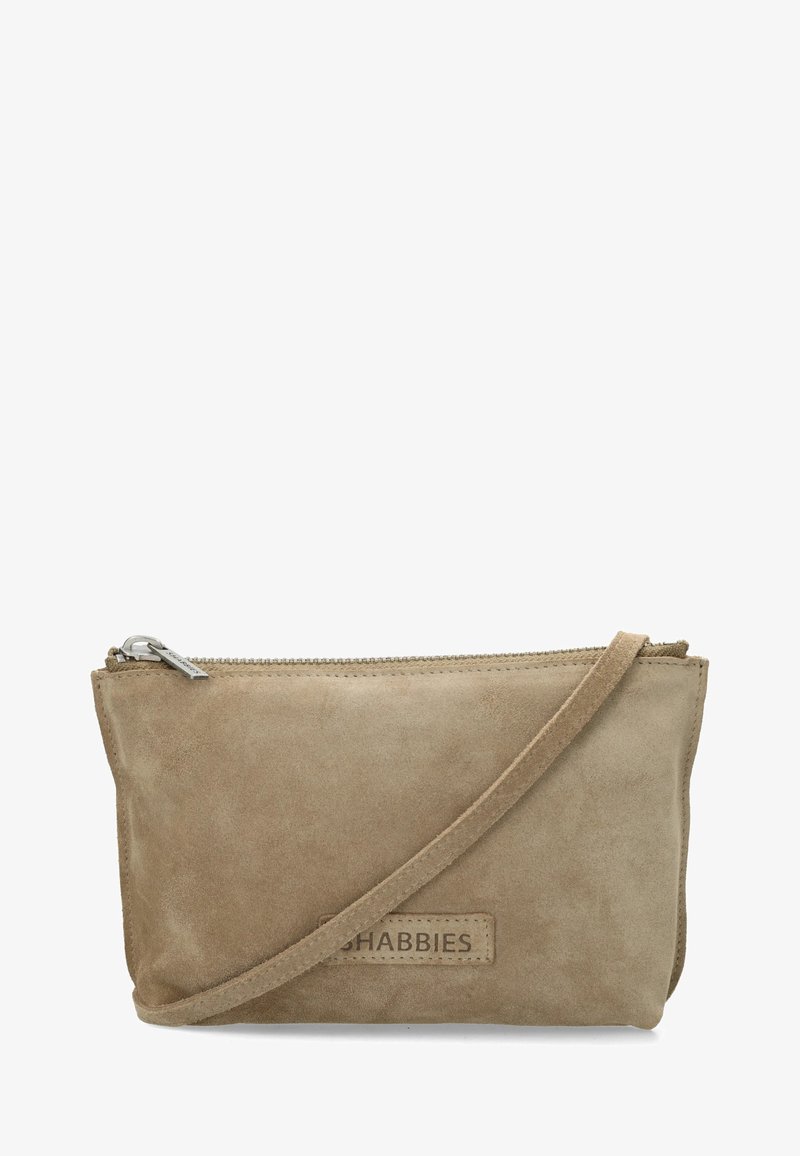 Borsa a tracolla in camoscio color cuoio con chiusura a cerniera, tracolla regolabile e finitura testurizzata. Presenta una piccola toppa con logo sul davanti.