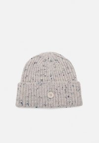 Gorro de punto en gris claro con motas de azul y verde, que presenta un puño doblado y un acento decorativo de botón en el lado.