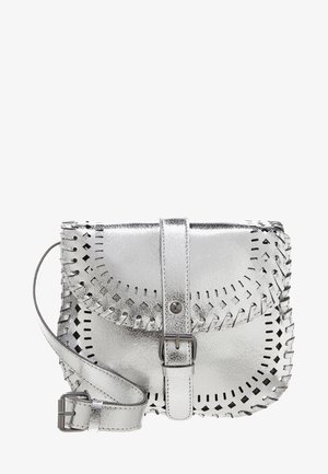 Srebrna metaliczna torebka na ramię z klapką, paskiem z klamrą i ozdobnym wyciętym wzorem wzdłuż krawędzi.
