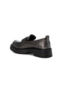 Scarpa slip-on in pelle grigia metallica con suola in gomma nera spessa, caratterizzata da una punta arrotondata e accenti hardware minimi.