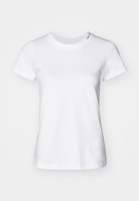T-shirt bianco in cotone con maniche corte, scollatura rotonda e una piccola etichetta con logo sulla spalla. Tessuto liscio e vestibilità classica.