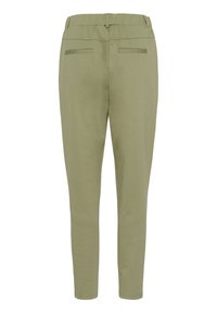 Pantalons vert olive avec une texture lisse, coupe fuselée, taille élastique et deux poches arrière avec des coutures décoratives.