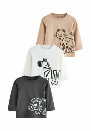 Tre langærmede t-shirts: beige med leopardprint, hvid med zebra-design og sort med et løvegrafik. Alle har runde halsudskæringer.