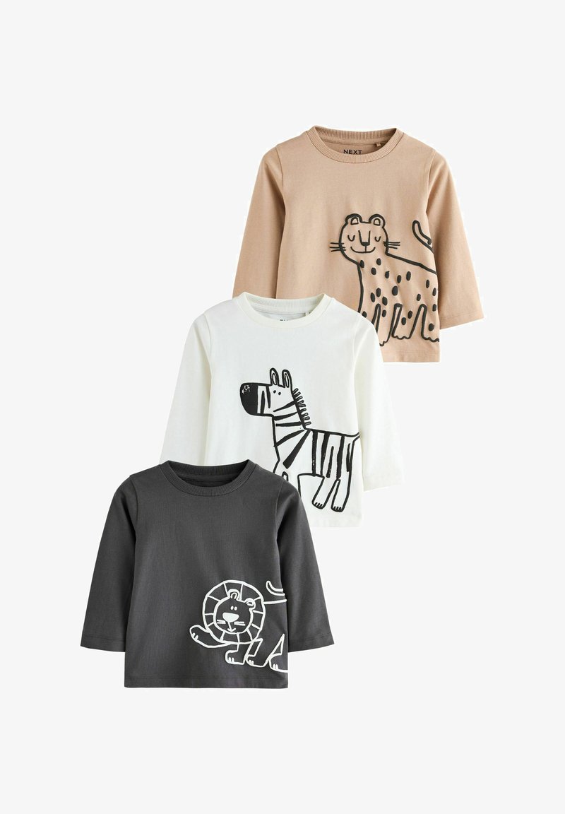 Drie lange mouwen t-shirts: beige met een luipaardprint, wit met een zebra-ontwerp en zwart met een leeuwengrafiek. Allemaal met ronde halslijnen.