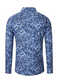 Langarmshirt met een blauw bloemmotief op een donkere achtergrond, gemaakt van zachte stof, met een klassieke kraag en knoopmanchetten.