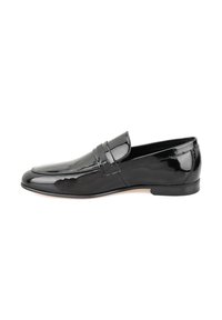 Zwarte gepatineerde leren loafer met een ronde neus, verhoogde stikseldetails en een gestroomlijnd profiel. Minimalistisch ontwerp met een zachte, glanzende afwerking.