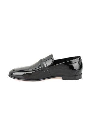 Zwarte gepatineerde leren loafer met een ronde neus, verhoogde stikseldetails en een gestroomlijnd profiel. Minimalistisch ontwerp met een zachte, glanzende afwerking.