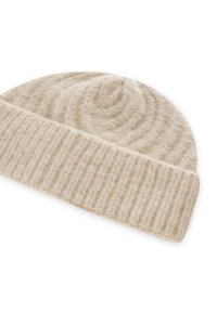 Crème-kleurige gebreide beanie met een geribde omslag en een gemêleerd, golvend patroon bovenop. Gemaakt van zacht, warm materiaal.