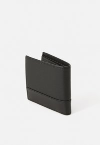 Portofel din piele neagră cu finisaj texturat, având o panglică netedă accentuată. Design pliat cu secțiuni pentru carduri și numerar.