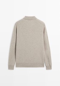 Maglione a maglia beige con design colletto, maniche lunghe, polsini e orlo a coste. Presenta una texture morbida e una silhouette pulita e classica.