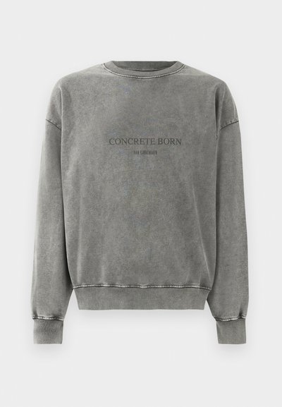 Halliset halli varrukatega crewneck särk, ribiga varrukate ja hemiga, millel on tekst "KONKREET NEELDUMISEST" ja selle all väiksem tekst.