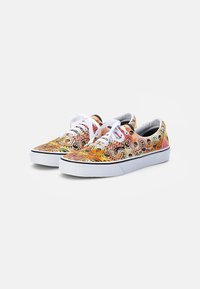 Lerret sneakers med fargerik paisley-mønster i oransje, rosa, svart og gul. Har hvite snører og en gummisåle med svart aksent.
