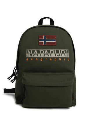 Zielona plecak z materiału z logo i łatką z norweską flagą. Posiada zapinaną na zamek przednią kieszeń oraz regulowane paski.