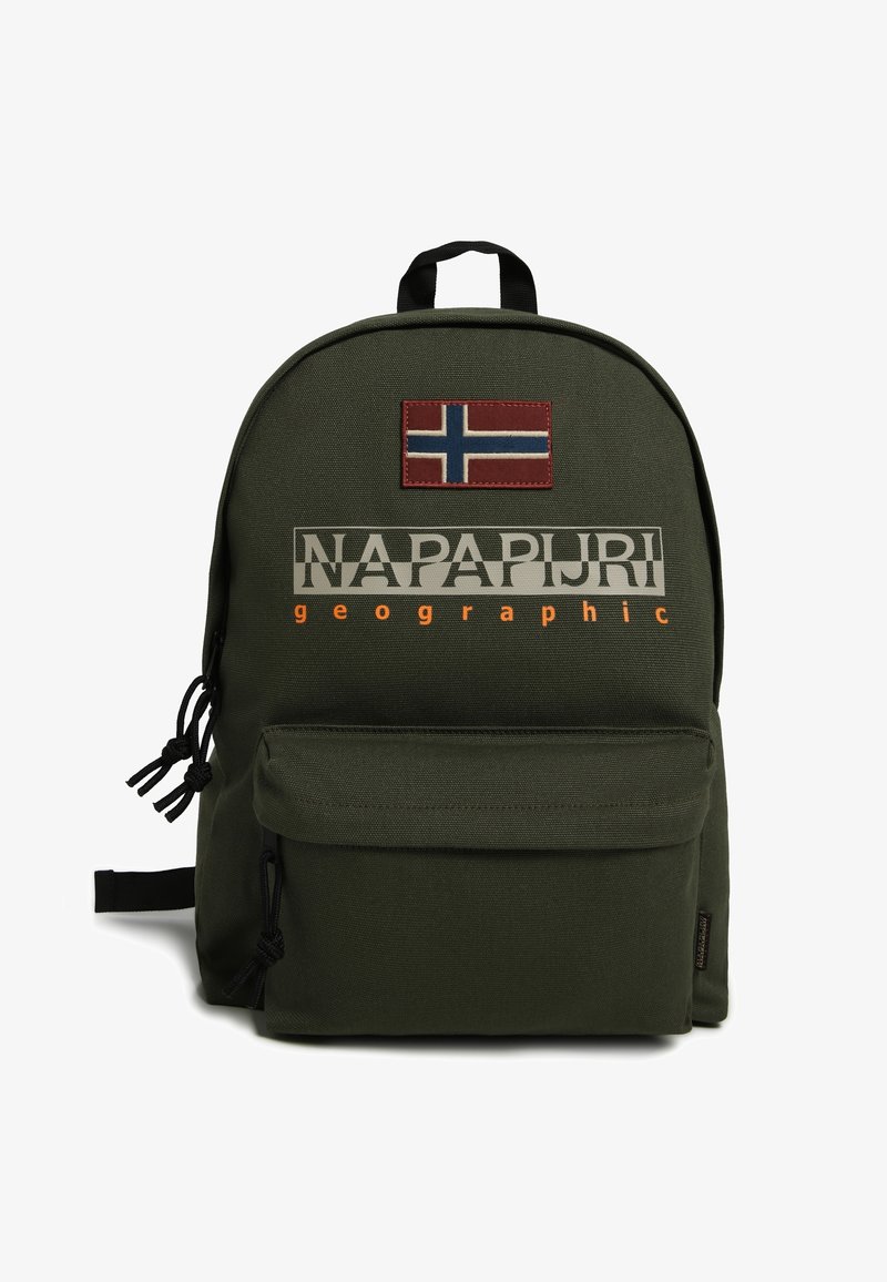 Zielona plecak z materiału z logo i łatką z norweską flagą. Posiada zapinaną na zamek przednią kieszeń oraz regulowane paski.