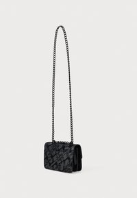 Bolso bandolera negro con un patrón de logo distintivo, material de cuero, cierre de solapa y una correa de cadena. Forma rectangular compacta.