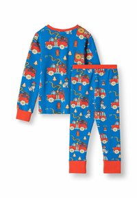 Conjunto de pijama azul con un patrón de camiones de bomberos rojos, bocas de incendio y perros dálmatas, con puños y cuello en color naranja. Tejido suave y elástico.