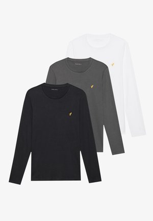 Tre langærmede t-shirts i sort, grå og hvid, lavet af bomuld, med rund halsudskæring og et lille gult logo på brystet.