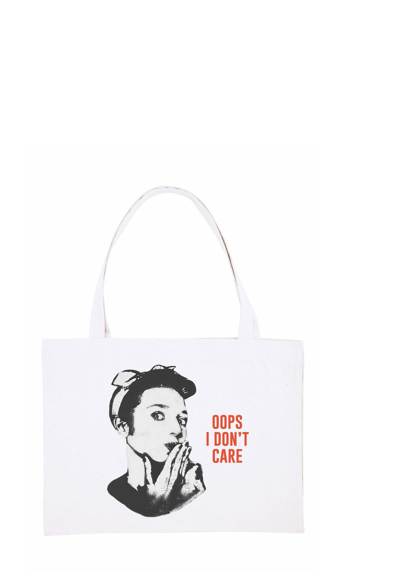 Borsa tote bianca in cotone, con una grafica bianco e nero di una persona e testo arancione: "OOPS NON ME NE FREGANO". Manici per il trasporto.