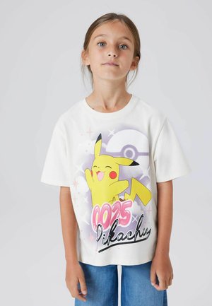 Weißes T-Shirt mit kurzen Ärmeln und einem Motiv, das einen gelben Pikachu, den Text "0025" und pastellfarbene Akzente vor hellem Hintergrund zeigt.