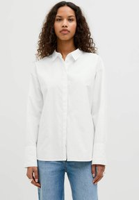 Witte button-up shirt van katoen, met een klassieke kraag, lange mouwen en een rechte snit. Eenvoudig, schoon ontwerp zonder patronen.