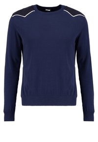 Maglione blu navy con maniche lunghe, orlo a coste e accenti neri a contrasto con dettagli in piping bianco. Materiale morbido e texture.