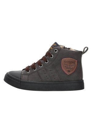 Hoge sneakers van donkergrijs leer met bruine veters, rubberen neuskap, merklapje en geperforeerde details aan de zijkant.