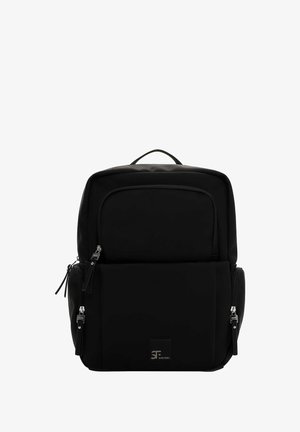 Sac à dos noir en tissu durable, doté de plusieurs poches zippées, d'une poignée plate sur le dessus et d'un logo contrastant à l'avant.