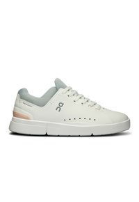 Witte sportschoen met lichtblauwe mesh kraag, geperforeerde zijkanten en een zachte rubberen zool. Bevat het merklogo en een subtiele perzikaccent op de hiel.