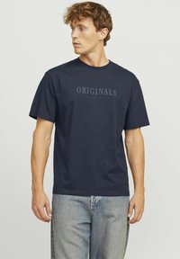 Jack & Jones JORFREDERIKSBERG SS CREW NECK NOOS - Tričko s potlačou - sky captain