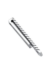 Brodă metalică cu un finisaj argintat lustruit, având un design răsucit pe întreaga lungime și un vârf plat, rotunjit pentru o prindere sigură.