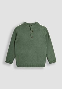 Grüner Strickpullover mit langen Ärmeln, Rippbündchen und -kragen, mit drei Knöpfen am Nacken und weißen Schulterpatches.