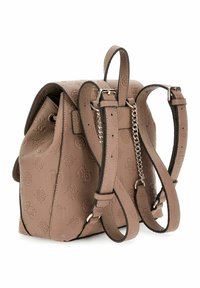 Sac à dos en cuir beige texturé avec motif floral embossé, bretelles doubles, accent en chaîne argentée et bordure noire contrastante.