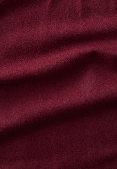 Burgundy, blødt uldstof med en glat tekstur, der viser subtile variationer og undulationer i materialet. Ingen tydelige mønstre eller accenter.