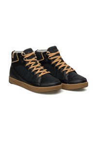 Zwarte high-top sneakers met een combinatie van textuur-mesh en glad leer; tan veters en rubberen zolen; sportief ontwerp met minimale accenten.