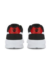 Chaussures de sport noires et rouges avec des accents blancs ; dotées d'un col rembourré et d'un tissu texturé ; logo Puma au niveau du talon ; semelle en caoutchouc.