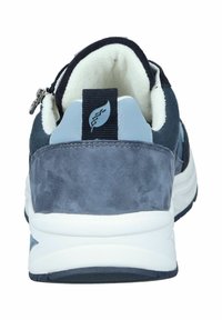 Marineblaue Sneakers aus weichem Veloursleder, mit gepolstertem Innenfutter und einem kontrastierenden, hellblauen Fersenelement mit Logo. Mit Reißverschlussdetails.