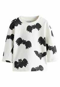 Camisa de manga larga blanca con un diseño repetido de murciélagos negros. La tela tiene una textura suave y un cuello redondo con costuras visibles.
